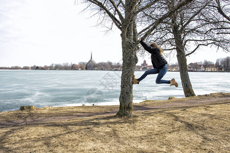 公园女孩跳上树在公园的fr图片
