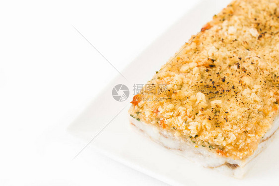 白鱼砂锅奶酪隔离在白色背景复制空间图片