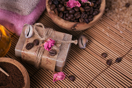 天然手工肥皂芳香化妆油生锈木本底含咖啡豆的海盐健康的皮肤护理桑拿图片