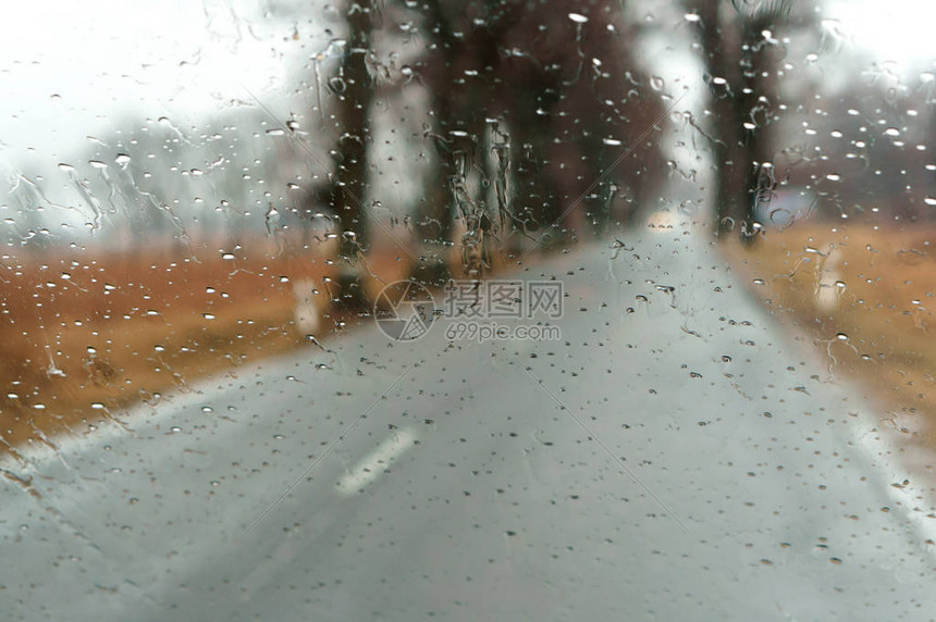 在大雨中驾车在高速公路上汽车玻璃上的图片