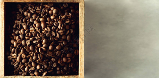 木盒中的生和烤咖啡豆咖啡饮料的成分食图片