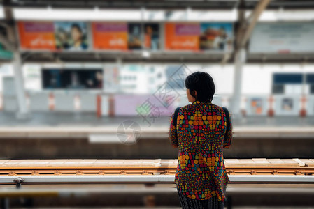 曼谷的天际列车运行许多曼谷人利用天际列图片