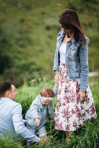 男人在绿草上躺着妻子和图片