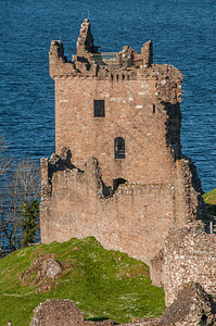 厄克哈特城堡座落在苏格兰高地内斯湖边图片