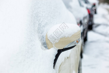 后视镜被雪覆盖降雪后运输图片