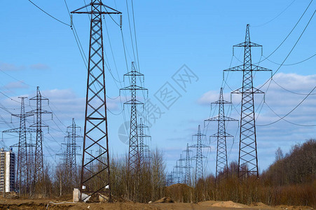 电流输电线路指定用于电力传输它在城市建设区进行图片