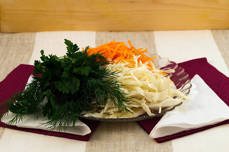 新鲜春沙拉的成分粉碎的卷心菜和胡萝图片