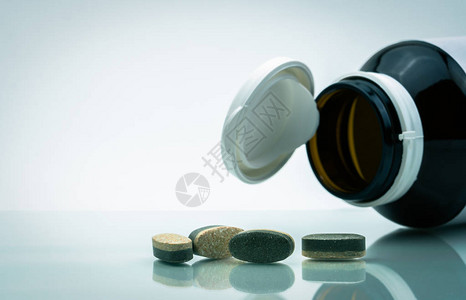 基本维生素和矿物质补充双层片剂药丸和药用玻璃瓶高清图片