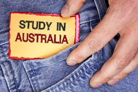 悉尼科技大学文字写作文本在澳大利亚学习海外大学毕业生的商业理念很好的机会写了由牛仔裤背景男子背景