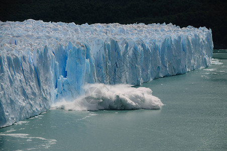 在阿根廷巴塔哥尼亚的佩里托莫雷诺冰川上断裂了一图片