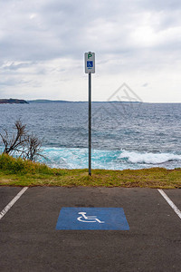 澳大利亚海滨附近残疾人特别停车点和标志专用泊背景图片