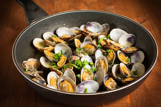 平底锅配熟蛤蜊地中海食物图片