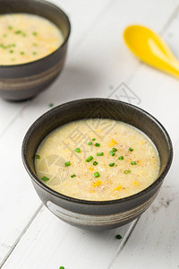 鸡蛋玉米汤广东烹饪菜在餐馆经常作为起步食品图片
