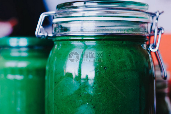 封闭玻璃罐中绿色水果和草药的新鲜绿色果子和蔬菜图片