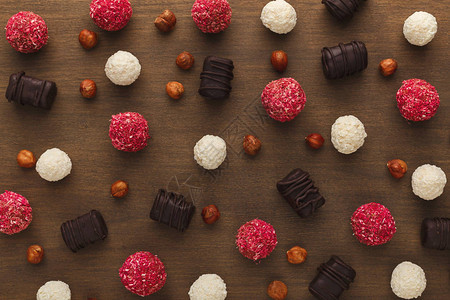 木制桌上的巧克力糖果组装软糖甜美背景图片