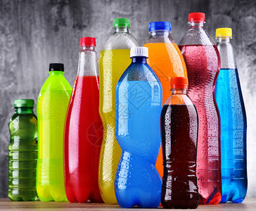 各种颜色的各种碳酸软饮料塑瓶背景图片