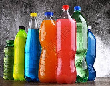 各种颜色的各种碳酸软饮料塑瓶图片