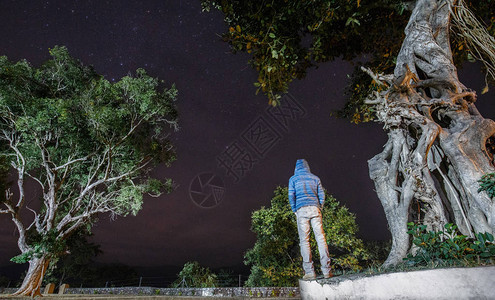 站在森林里的人在夜晚印度天空背景的深夜图片