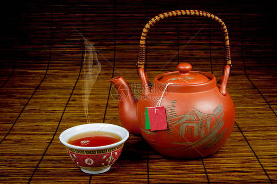 以真正的茶壶和竹子背景的图片