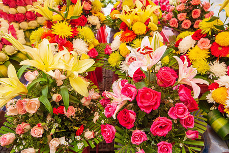人行道上花店的五颜六色的百合玫瑰和其他鲜花PhsaThmei市场图片