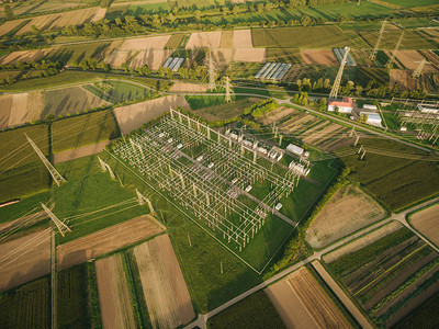 环绕农田的电站Europe图片