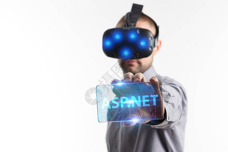 青年商人在虚拟现实眼镜上工作时看到这个题目图片