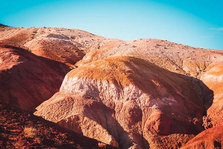 蓝天下的彩色山脉阿尔泰克孜勒钦的红山火星景图片