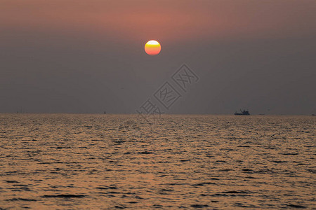 夕阳下的大海和大自然中的云彩图片