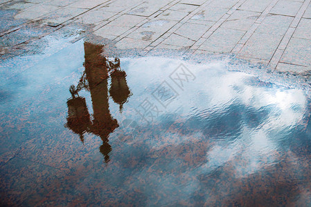 水坑中的光反射阴雨天气图片