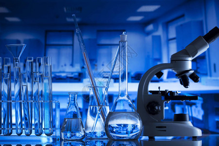 科学概念现代实验室内部实验室玻璃器皿和显微镜化学实图片