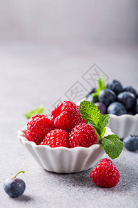 白瓷碗有新鲜健康的浆果草莓和蓝图片