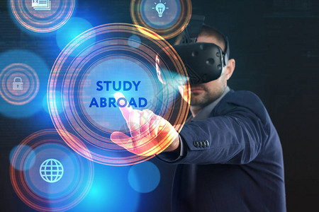 留学移民商业技术互联网和络概念在虚拟现实眼镜中工作的年轻商人看到题背景