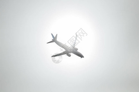 飞机在天空中飞行图片