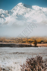 山峰日落的雪峰山地风景以面粉颜图片