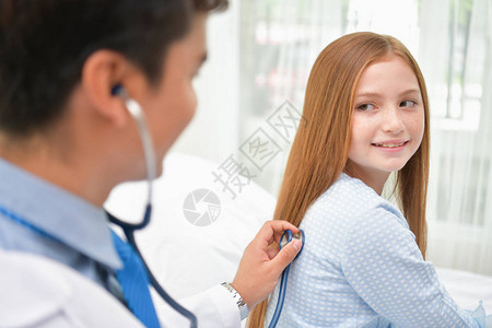 健康概念医生正在检查孩子的健康状况医生正在与病人交谈孩子们在图片