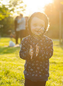 小女婴在公园户外玩得开心在图片