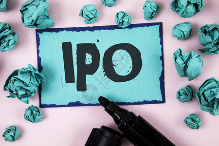 文字书写文本Ipo首次公开募股的商业概念公司首次向公众提供书面便条纸纯粉红色背图片