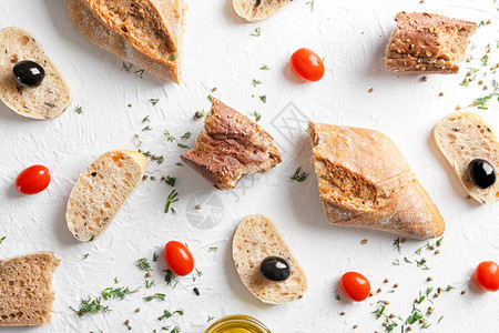 浅底油面包和樱桃西红柿背景图片