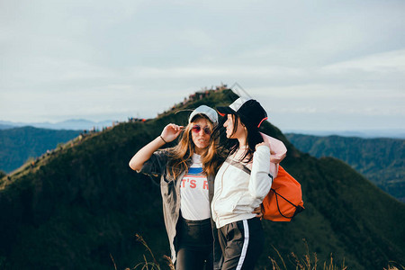 看着龙目岛林贾尼火山的女旅行者印度尼西亚沿山旅行的年轻背包客图片