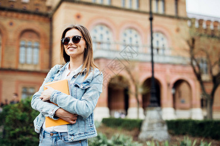 校园女大学生的画像图片