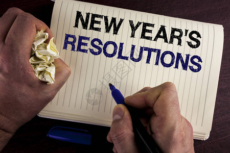 显示新年决心的书写笔记商业照片展示了未来365天的目标决策图片