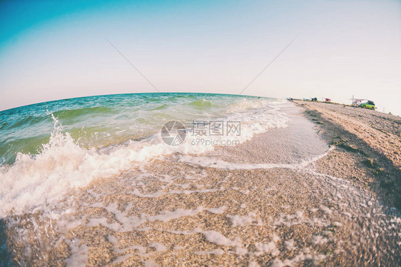 日落时的海岸海洋的海岸海浪在沙滩上破碎图片