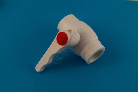 管道安装配件是一个白色塑料水龙头图片