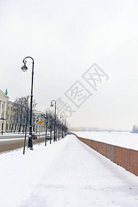 在降雪期间的冬天城市堤防图片