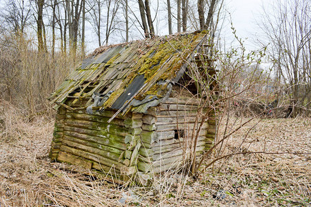 旧破的小木头废弃的破旧的摇晃的破村屋图片