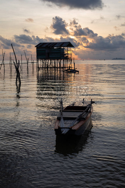 印度尼西亚宾坦岛渔捞村一早的景象图片