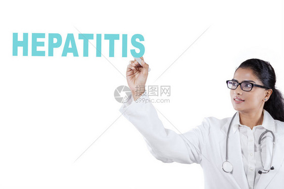 美丽的医生在白色背景上写着肝炎的文字图片