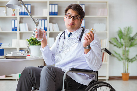 在医院工作的轮椅残疾人医图片