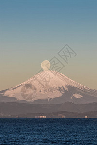 日落时的富士山与月亮日本图片