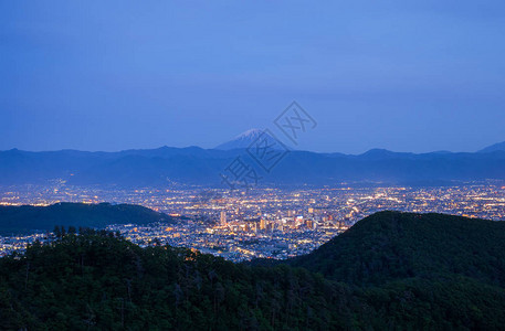 夜间的富士山和甲府市日本图片